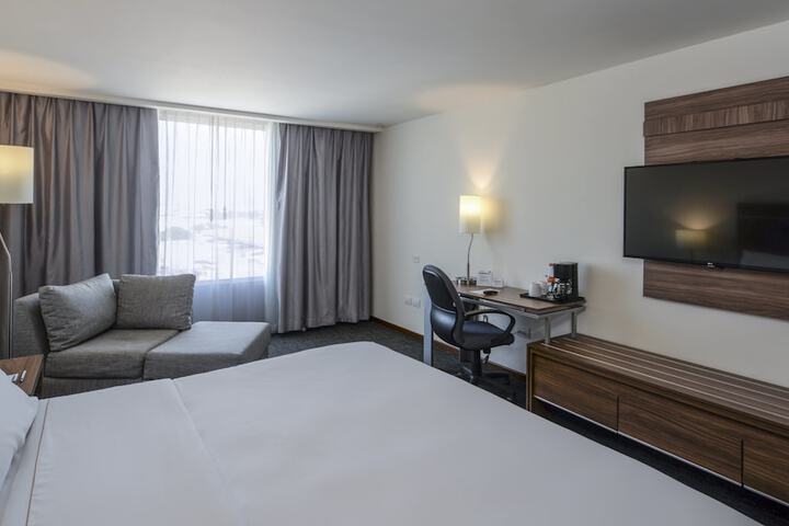 Room 8 of 100