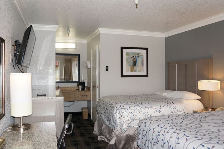 Queen Bed Accessible (24 of 45)