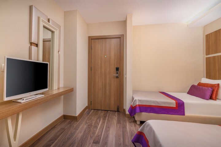 Room 8 of 138