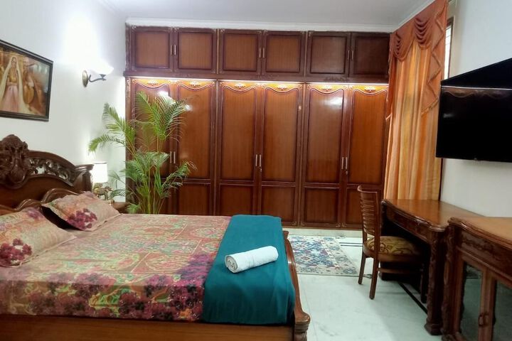 Room 9 of 28