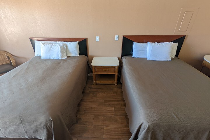 2 Queen Beds (1 of 21)