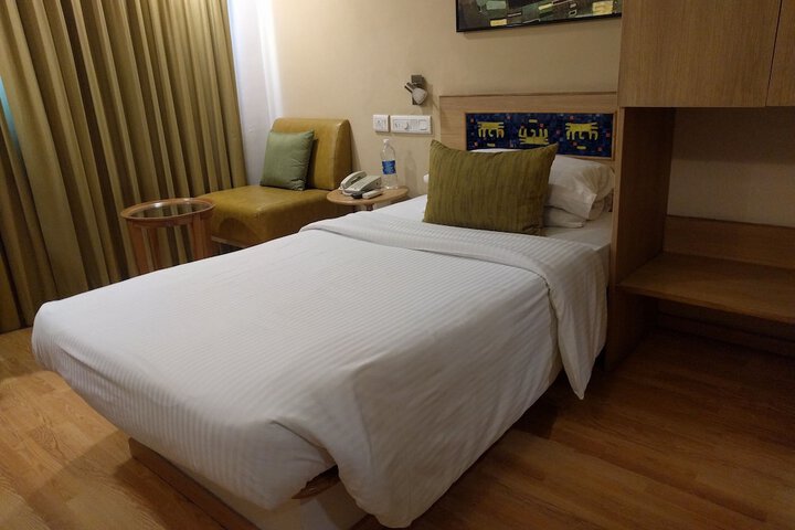 Room 4 of 33