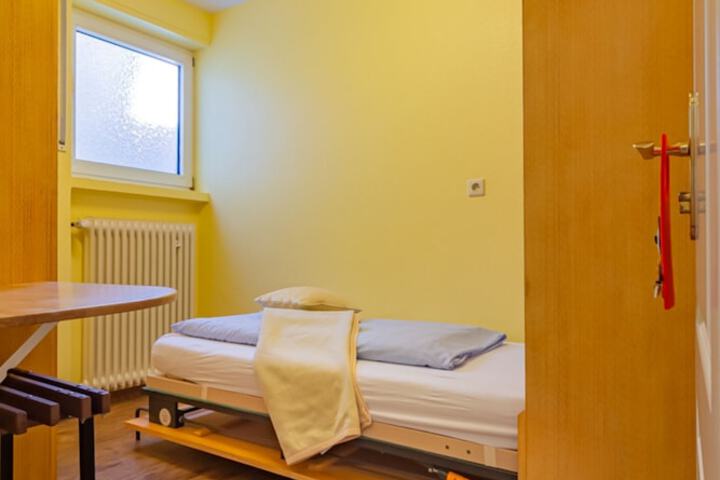Room 8 of 65