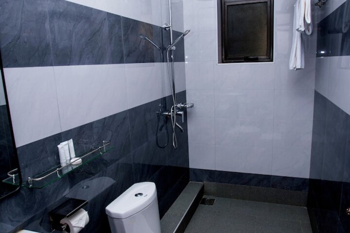 Room 7 of 12