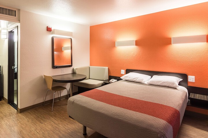 1 Queen Bed (3 of 8)