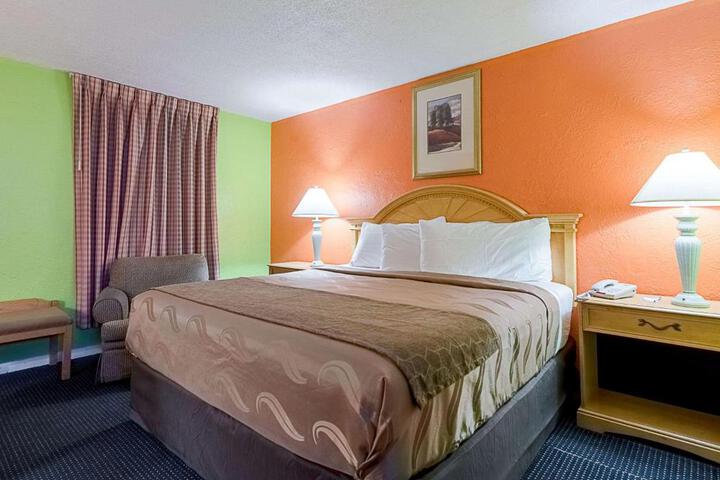 1 Queen Bed (2 of 2)