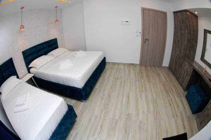 Room 14 of 103