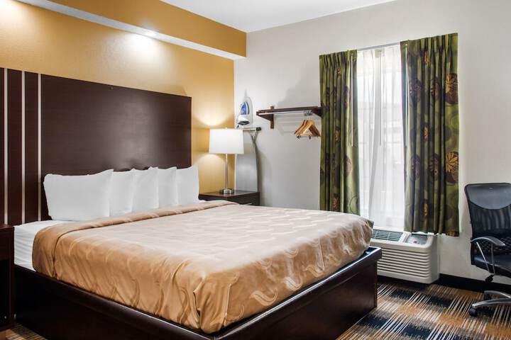 1 Queen Bed (15 of 17)