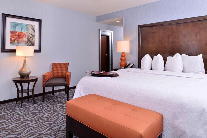 1 King Bed (3 of 9)