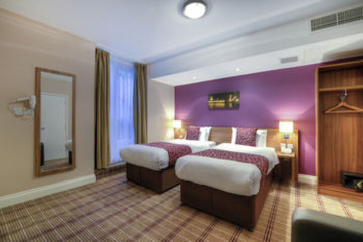 Room 17 of 28