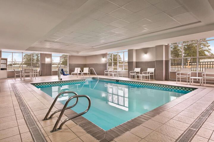 Swimming pool at Country Inn & Suites by Radisson Petersburg, VA