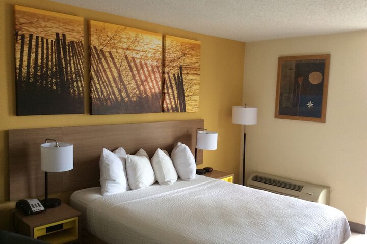 1 Queen Bed (16 of 16)