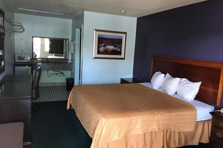 1 King Bed (2 of 6)