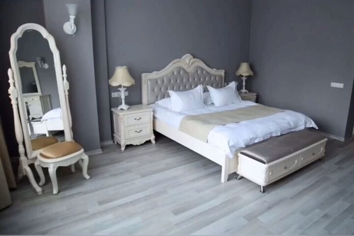 Room 27 of 38