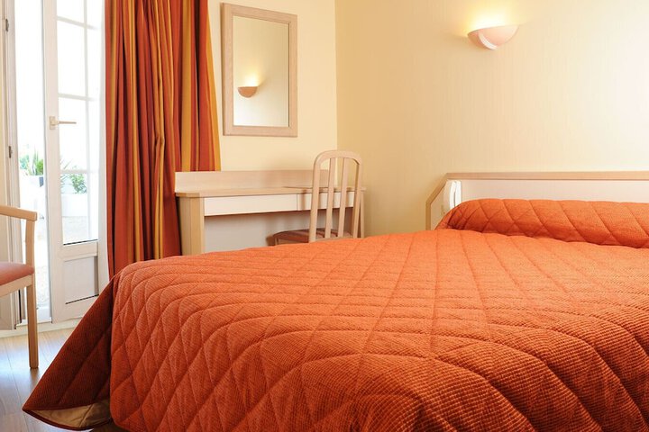 Room 12 of 27