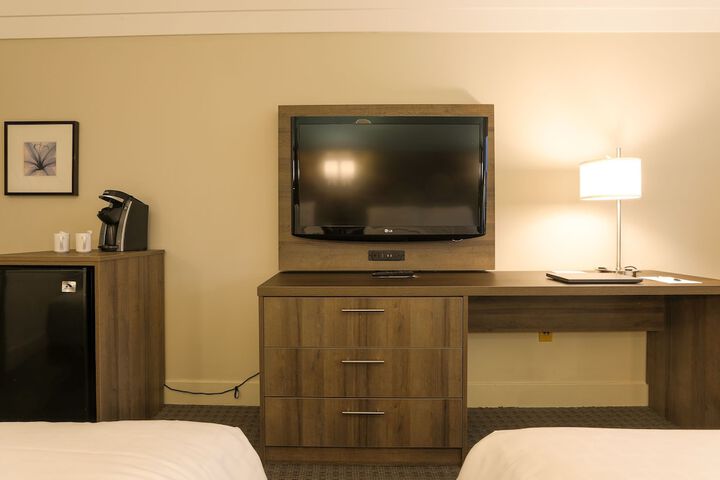 1 Queen Bed (2 of 19)
