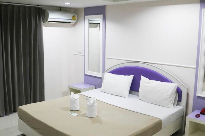 Room 10 of 16