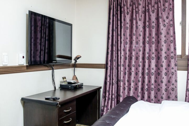 Room 11 of 39