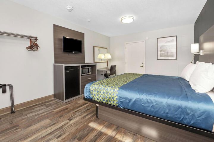 1 Queen Bed (5 of 31)