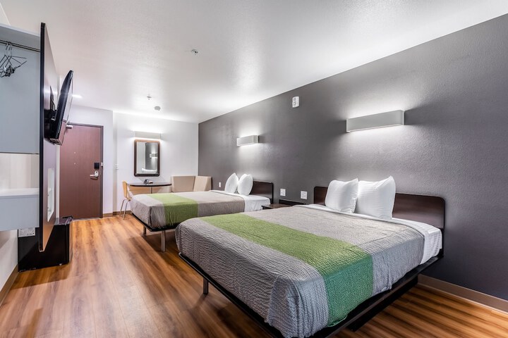 Deluxe Queen Room with 2 Queen Beds (7 of 13)