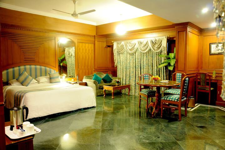 Room 4 of 33