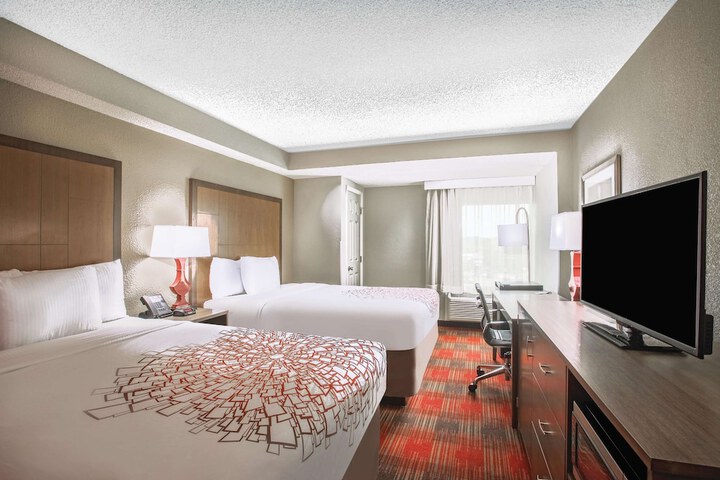 Quadruple Accessible Queen Size Bed (8 of 10)