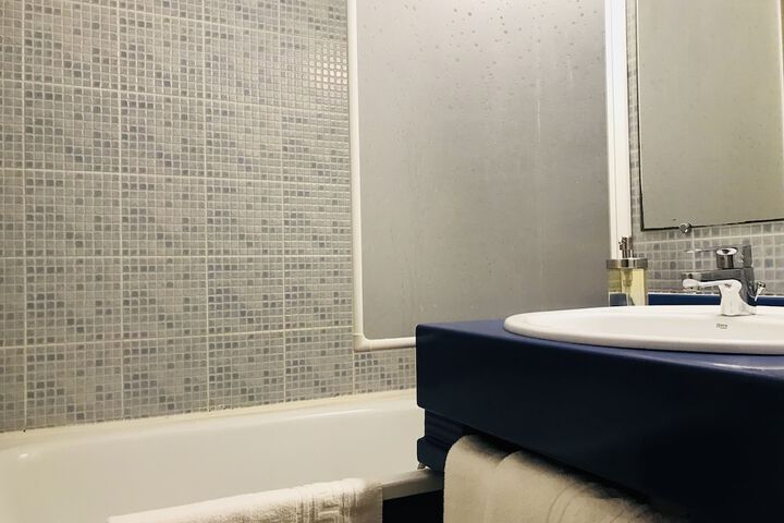 Room 11 of 28