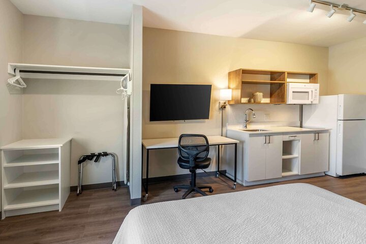 Standard Studio 1 Queen Bed (18 of 26)