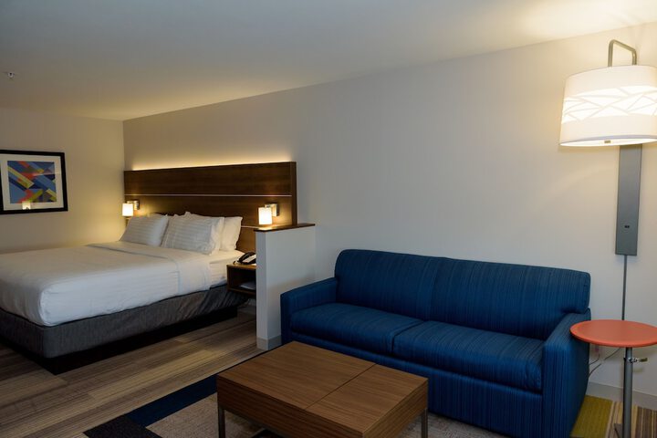 1 King Bed (5 of 18)