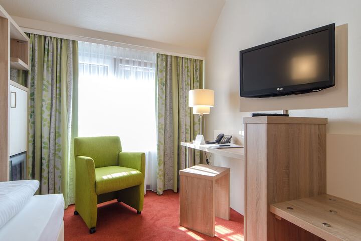 Room 6 of 35