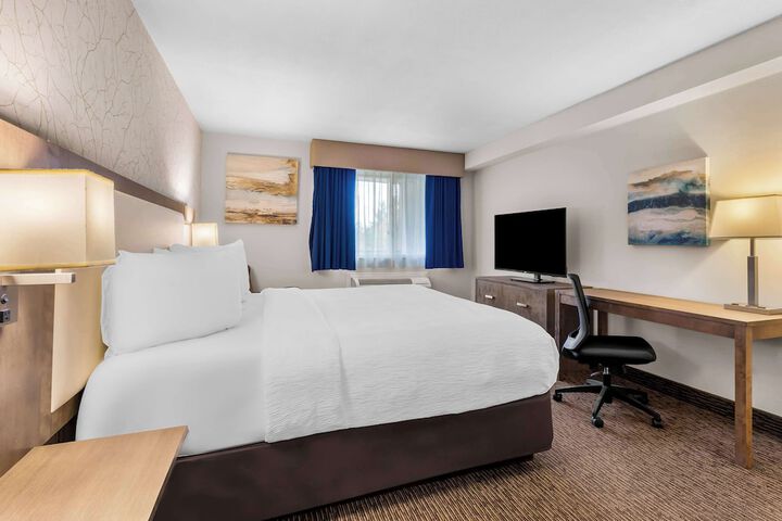 1 King Bed Larger Room Work Desk Microwave and Refrigerator WiFi Continental Breakfast (5 of 14)
