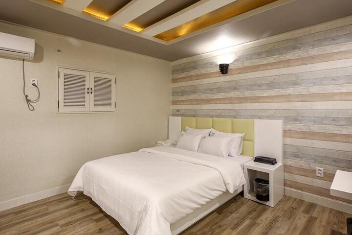 Room 2 of 5
