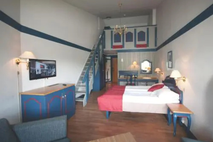 Room 4 of 25