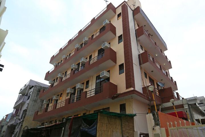 OYO FLAGSHIP 14774 SECTOR 14 GURGAON