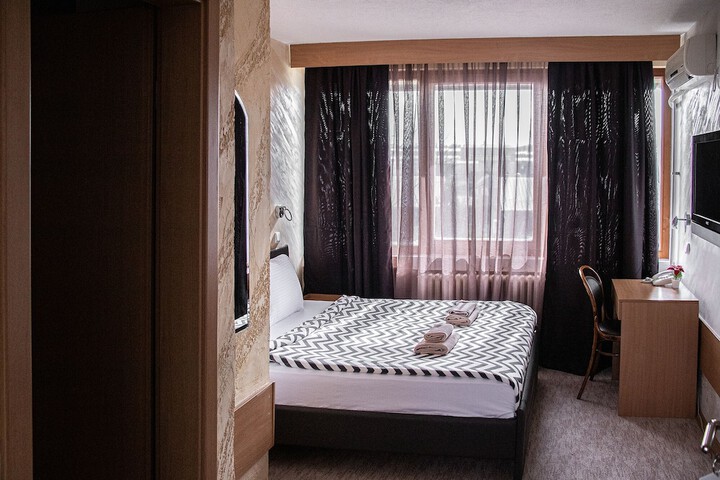Room 9 of 96