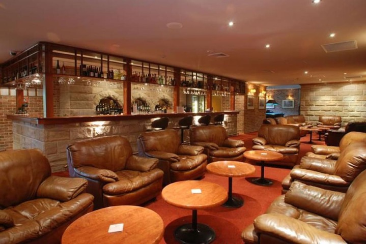 Lounge 34 of 42