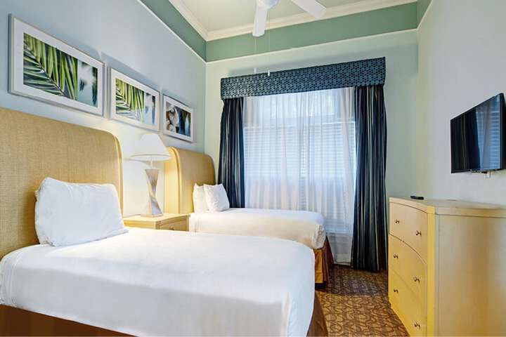 Villa Accessible King Size Bed (21 of 25)