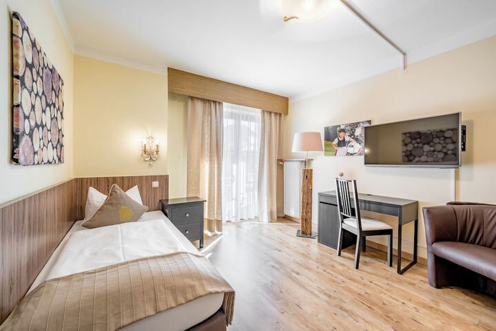 Room 25 of 180