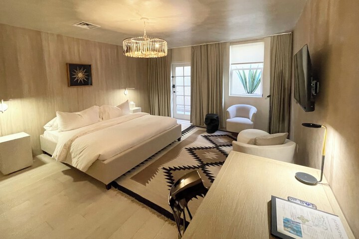 Room 33 of 65