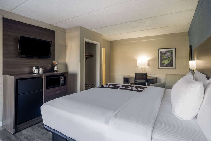 1 King Bed (1 of 19)
