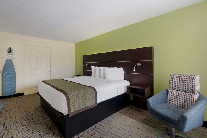 1 King Bed (12 of 18)
