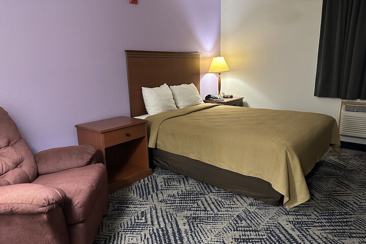 1 Queen Bed Mobility Accessible Roll in Shower (3 of 21)