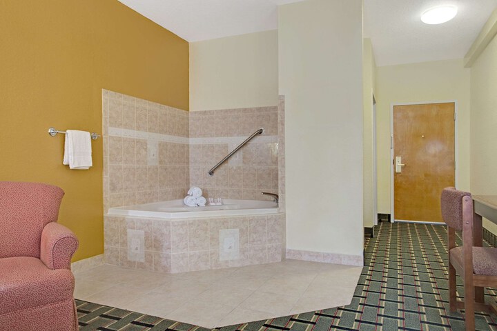 1 King Bed (2 of 10)