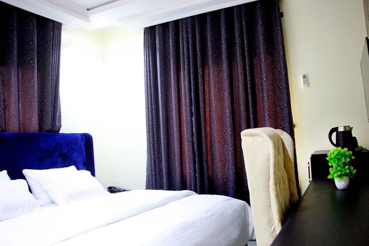 Room 9 of 15