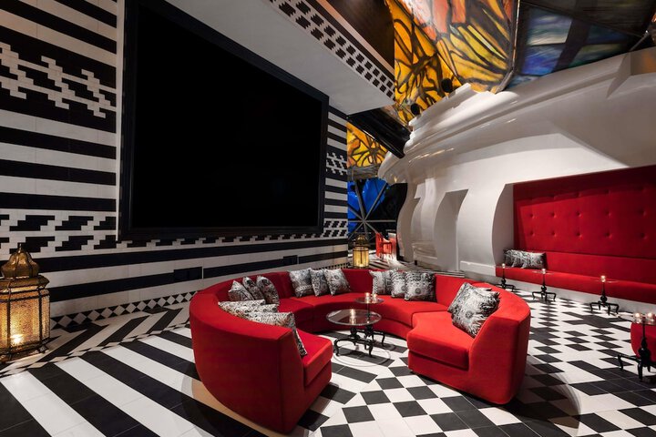 Lounge 156 of 193