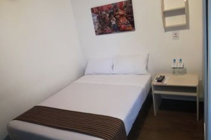Room 9 of 18