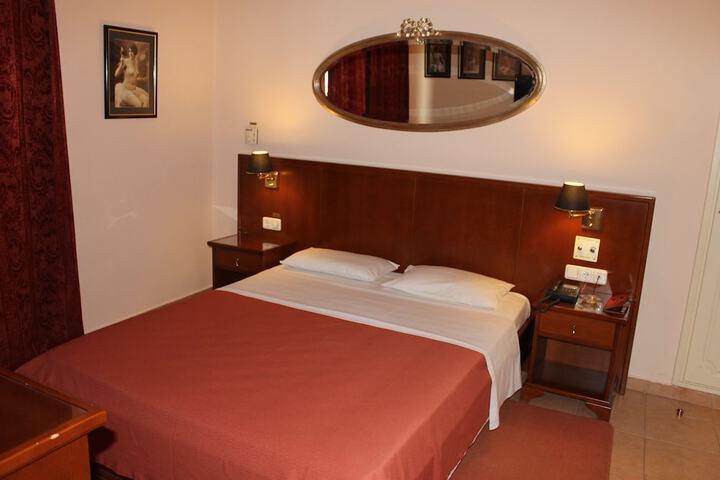 Room 8 of 141