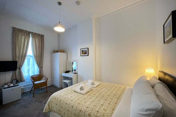 Room 32 of 63