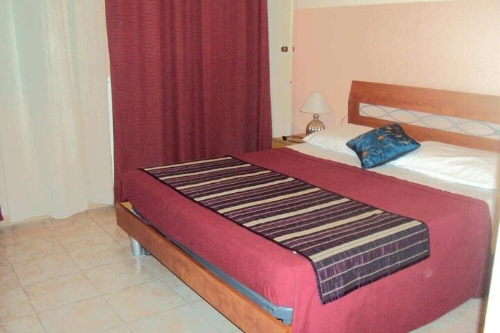 Room 10 of 37