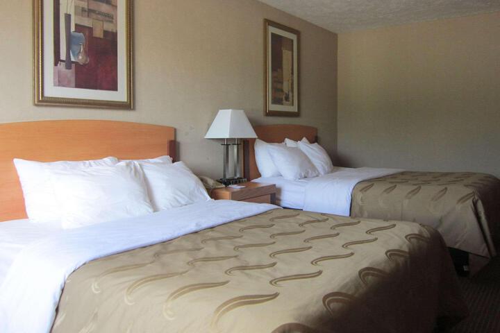 2 Queen Beds (14 of 20)